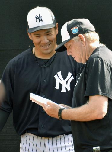 ブルペンでの投球練習を終え、ロスチャイルド投手コーチ（右）と笑顔で話すヤンキース・田中