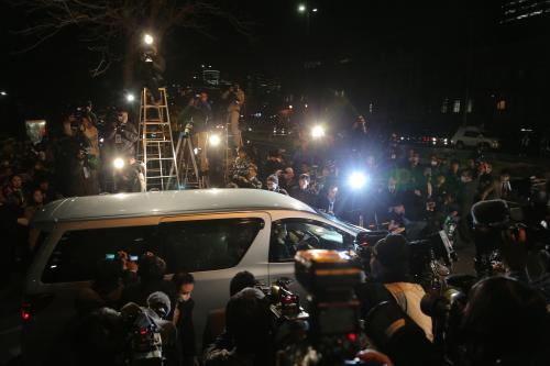 清原被告を乗せた車が報道陣に囲まれる
