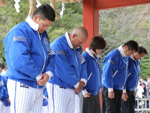 必勝祈願する（左から）筒香、ラミレス監督、南場オーナー、池田球団社長、高田ＧＭ