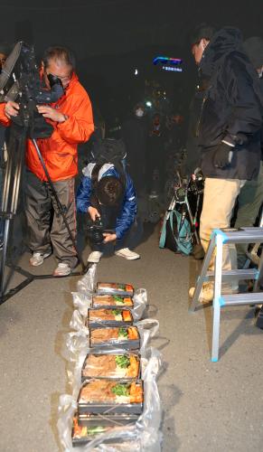 清原被告から報道陣に差し入れられた弁当を撮影する報道陣