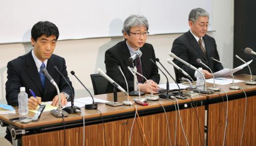 高木京の処分について会見する、ＮＰＢ調査委員会の（左から）吉田委員、大鶴委員長、加藤委員