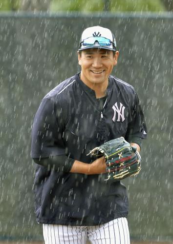 キャッチボール中に雨が降り出し、笑顔を見せるヤンキース・田中