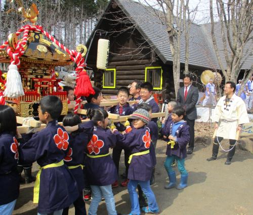 日本ハム・栗山監督は北海道栗山町の自宅前で地元の子供神輿（みこし）で激励される