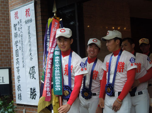 選抜優勝から一夜明け、宿舎を出発する智弁学園の岡沢主将（左）ら