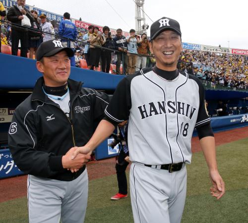 阪神復帰後初勝利を挙げ、金本監督（左）と笑顔で握手する藤川