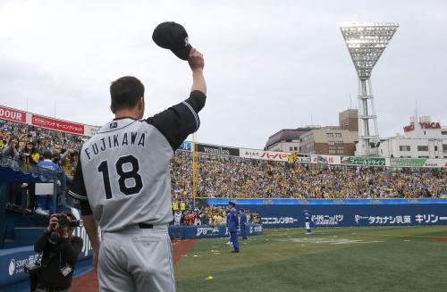 ＜Ｄ・神＞阪神復帰後の初のヒーローインタビューを終え、レフトスタンドの阪神ファンに手を振る藤川
