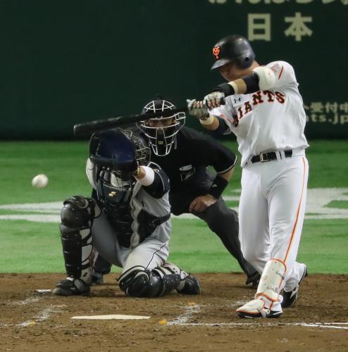 ＜巨・神＞４回２死一、三塁、村田は先制の右前適時打を放つ。投手・岩田