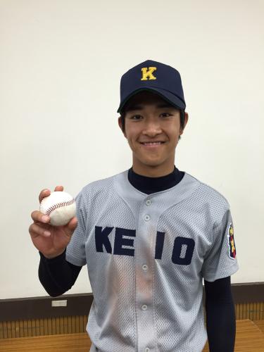 大学初本塁打の記念球を手に笑顔をみせる慶大・柳町