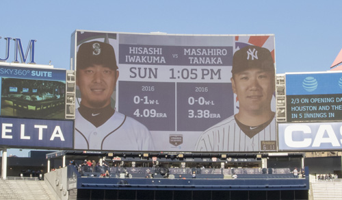 ＜ヤンキース・マリナーズ＞岩隈ＶＳ田中の対決を伝えるヤンキースタジアムの大型スクリーン