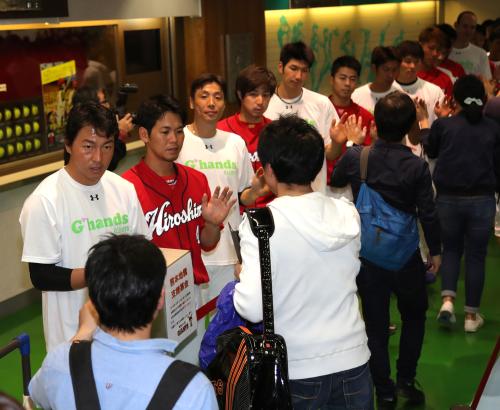 ＜巨・広＞試合前、熊本地震の募金活動を行う（左から）長野、小窪ら両チームのナイン