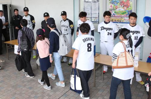 ＜中・神＞試合前に熊本の募金活動を行う（左から）藤浪、高橋、能見、若松、福谷、田島