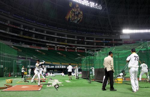 ＜ソ・楽＞１６日、熊本での地震で試合が中止になり練習を行うホークスナイン