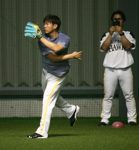 鳥井田コーチ（右）からスマートフォンで撮影してもらいキャッチボールする松坂