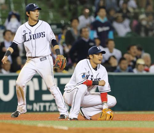 ＜西・楽＞９回１死満塁、川本の打球を二塁へ悪送球し、膝をつく三塁手・鬼崎。左は金子侑