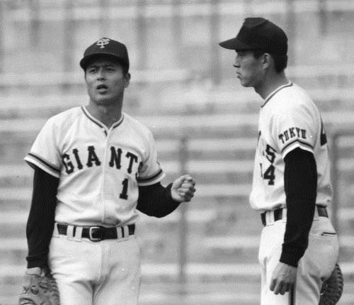 一塁守備で王（左）の助言を受ける山本功児さん（１９７６年撮影）