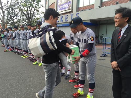 東京六大学・熊本地震の募金を呼びかける慶大ナイン