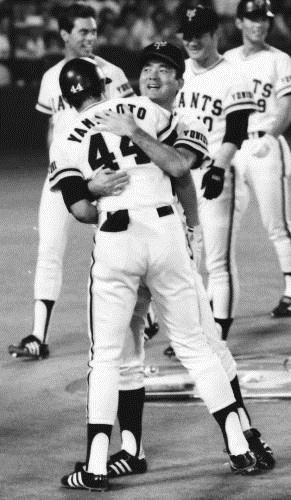 １９７８年、満塁本塁打を放ち長嶋監督（奥）と抱き合って喜ぶ山本功児