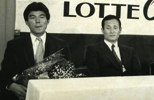８７年、兼任コーチに就任し、有藤監督（右）と会見する山本功児さん