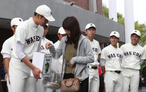 ＜立大・早大＞試合後には熊本地震への募金活動が行われ、熊本出身の早大・大竹（左）も募金箱を手にファンに呼びかけを行った