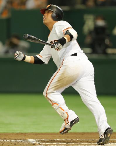 ＜巨・Ｄ＞６回無死、左越え二塁打を放つ巨人・村田