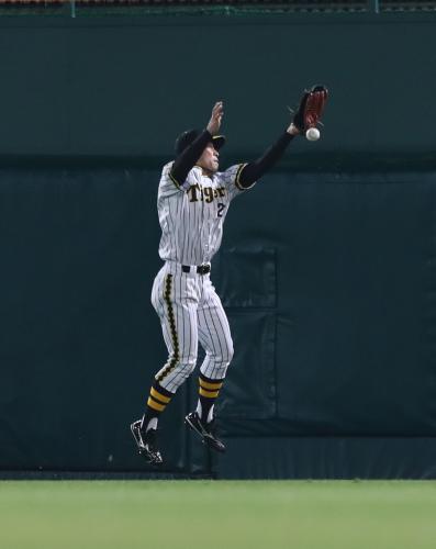 ＜神・巨＞４回無死一塁、江越は村田の打球をグラブに収めかけながらも落とす。記録は二塁打に