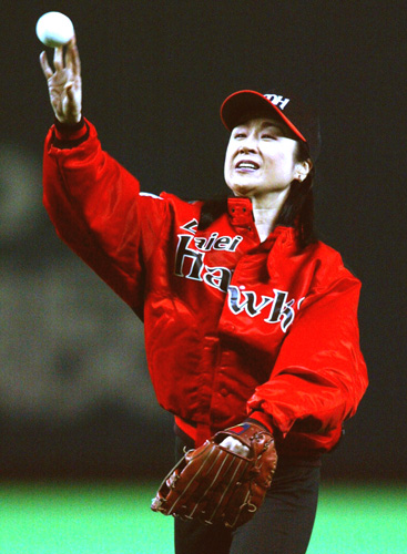 ０３年、ダイエー・西武戦の始球式を務めた小林幸子