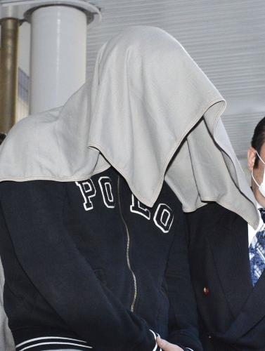 羽田空港で布をかぶり、移送される笠原容疑者