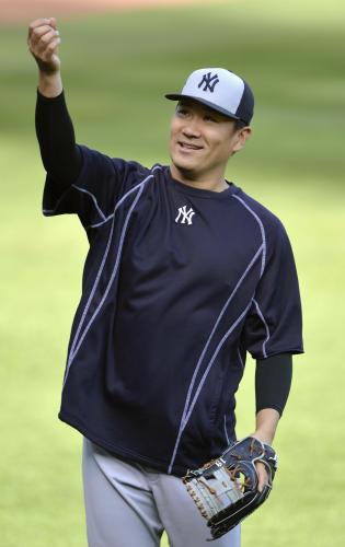 試合前の練習中に笑顔を見せるヤンキース・田中