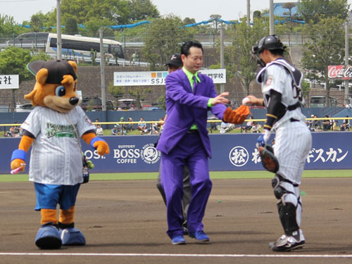 紫のスーツ姿で始球式に登場した「宇宙芸人」レイバー佐藤