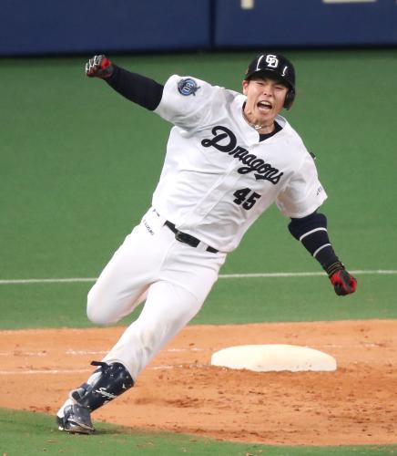 ４月１６日の阪神戦の９回１死満塁、逆転サヨナラ二塁打を放ち、雄叫びをあげる杉山