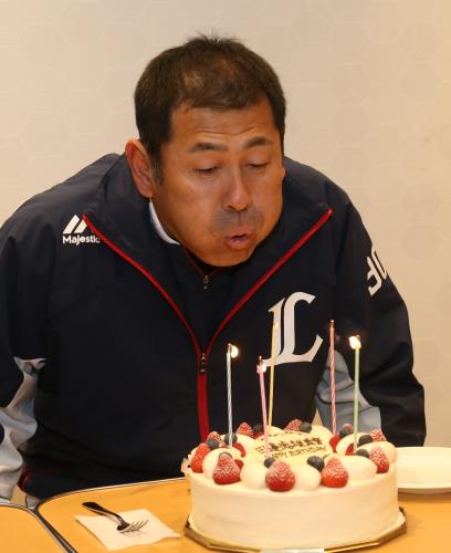 試合前、５０歳の誕生日を祝われケーキのローソクを吹き消す田辺監督