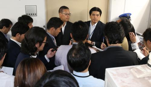 杵渕セ・リーグ統括部長（左）は友寄審判長とともに金本監督ら阪神球団に１１日の対巨人戦のコリジョン適用についての説明を終え、報道陣に囲まれる