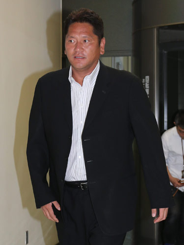 １３日、東京ドームに入る佐々木主浩氏。清原被告の情状証人として出廷することを認めた