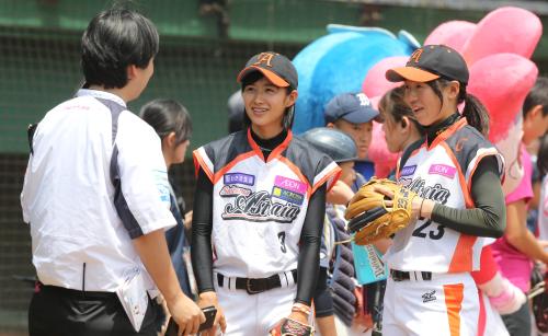 ＜オ・ソ＞始球式を務めた、女子プロ野球の加藤（左）と川端