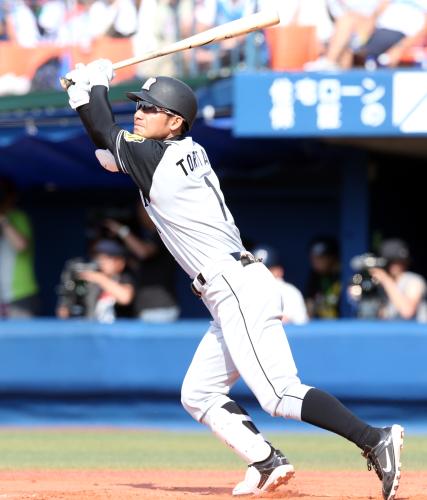 ４回表２死三塁、阪神・鳥谷は左越えに２点本塁打を放つ
