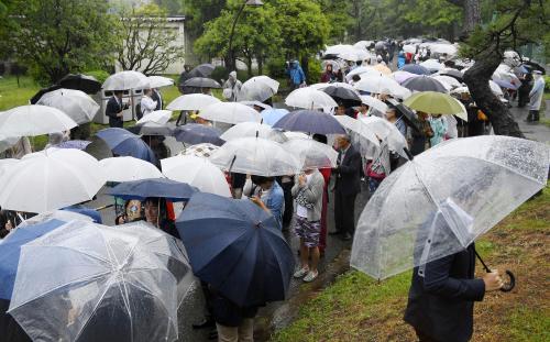 清原和博被告の初公判で、傍聴券抽選の整理券を求め並ぶ人たち＝17日午前、東京・日比谷公園