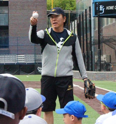 野球教室を開催し、子どもたちに指導する松井秀喜氏