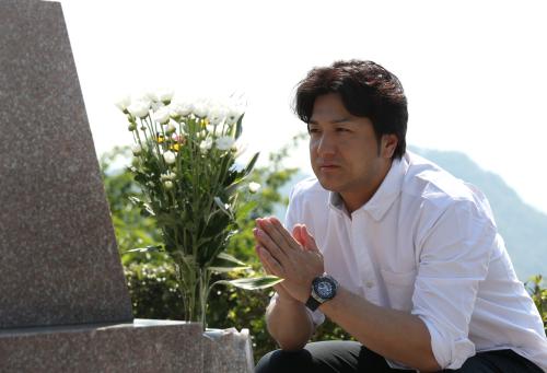 元チームメイトの故木村拓也さんの墓参に訪れ手を合わせる高橋監督