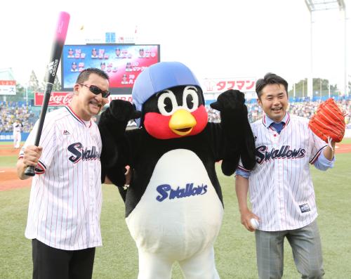 ＜ヤ・神＞始球式を行った杉村太蔵（右）と蝶野正洋（左）は球団マスコットのつば九郎と記念撮影