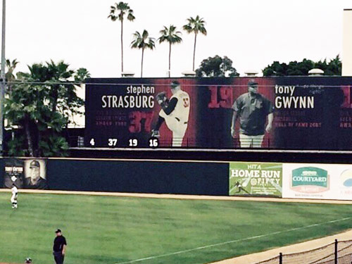 サンディエゴ州立大のスタジアムの右翼フェンスにはグウィン氏の写真が