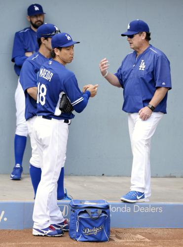 投球練習を終え、ハニーカット投手コーチ（右）と話すドジャース・前田＝ロサンゼルス