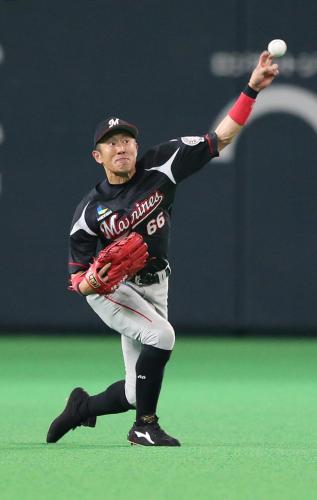 ２４日の日本ハム戦初回１死二塁、本塁に送球するロッテ・岡田