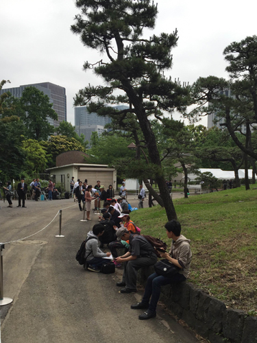 清原被告の判決公判の傍聴席を求めて日比谷公園に並ぶ人々