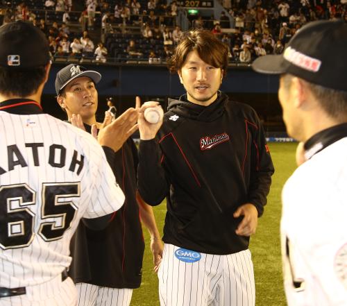 ＜ロ・広＞５勝目のウイニングボールを手にする石川。左は益田