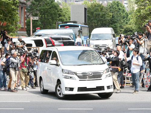 判決公判を終え、東京地裁を出る清原被告を乗せた白いワンボックスカー