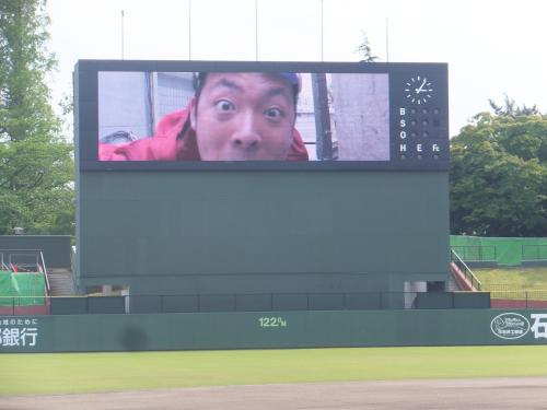 練習後、バックスクリーンのビジョンを映すカメラを発見し、のぞき込んだ顔がアップになった松井裕