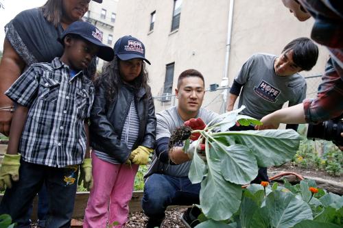 慈善活動に参加し、ニューヨーク市内で野菜の収穫するなど子供たちと触れ合うヤンキース・田中（ヤンキース提供）