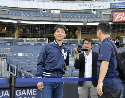 ヤンキースタジアムを訪れた武豊（左）はヤンキースのブルゾン姿