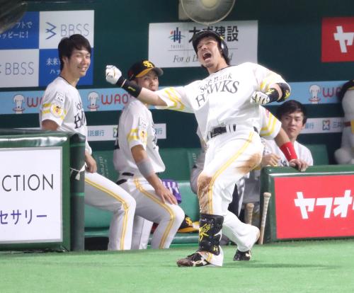 ＜ソ・巨＞６回無死一塁、２ランを放った松田はベンチ前で「熱男」と絶叫（左は武田）