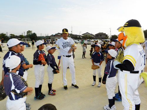 熊本県益城町でホークスＯＢによる野球教室が行われ、若菜嘉晴氏（中）は熱心に指導する